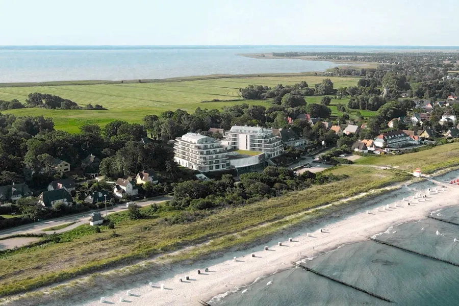 Luftaufnahme von THE GRAND Ahrenshoop zwischen Ostseestrand und Boddenlandschaft.