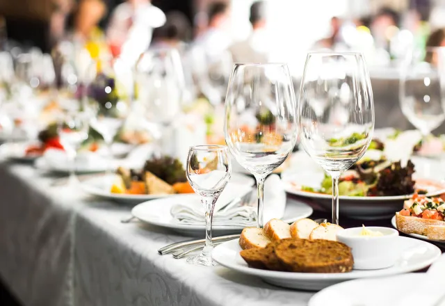 Weiß gedeckter Tisch mit Weingläsern und Speisen für ein Dinner in White. ©Adobe Stock, IVASHstudio
