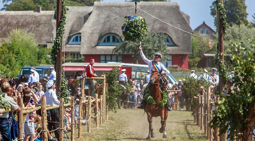 Ein Reiter auf einem Pferd beim Tonnenabschlagen in Ahrenshoop