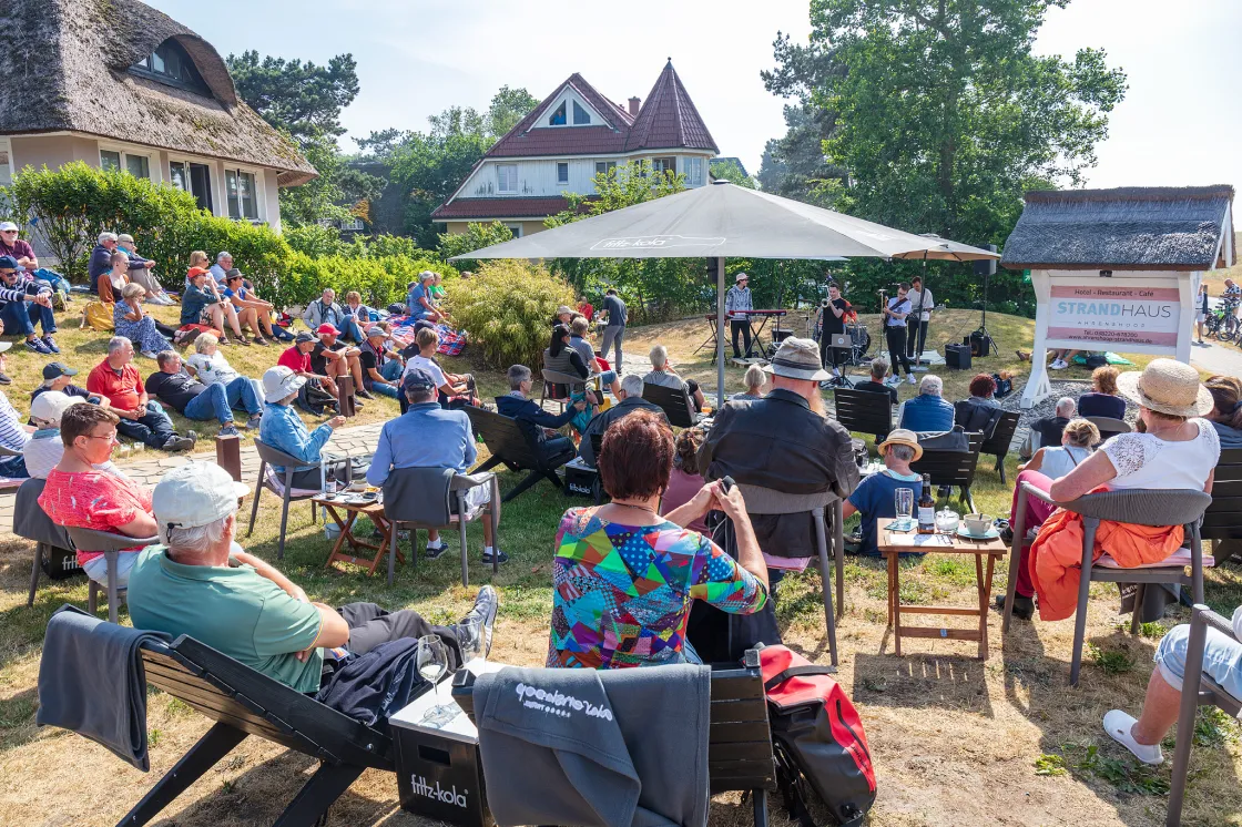 Gäste lauschen den musikalischen Klängen von Jazzmusik beim Jazzfest 2023 im SRANDHAUS Ahrenshoop.