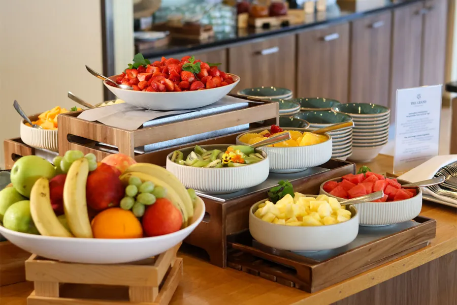 Frische Erdbeeren, Melone, Ananas und weiteres Obst stehen am Frühstücksbuffet des SEASIDE Restaurants.