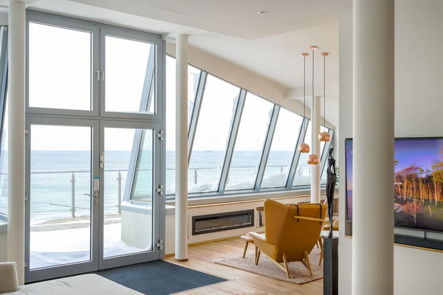 Zimmer des THE GRAND mit großen Fenstern und Ostseeblick auf Fischland-Darß-Zingst.