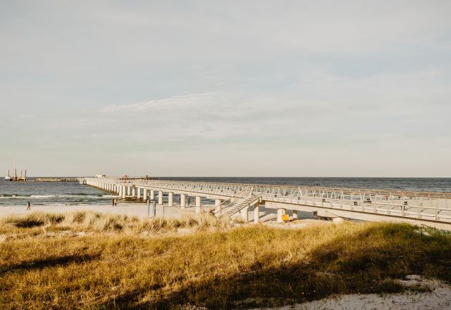 Seebrücke in Prerow mit leicht bedecktem Himmel und Aussicht auf die Ostsee