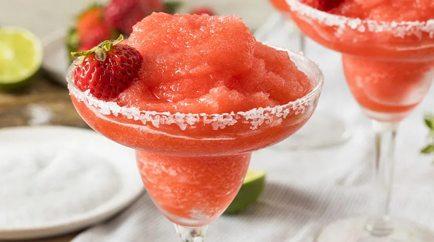 Habt ihr schon einmal Erdbeeren-Daiquiri probiert? Besser schmeckt es selbstgemacht! © Shutterstock, Brent Hofacker