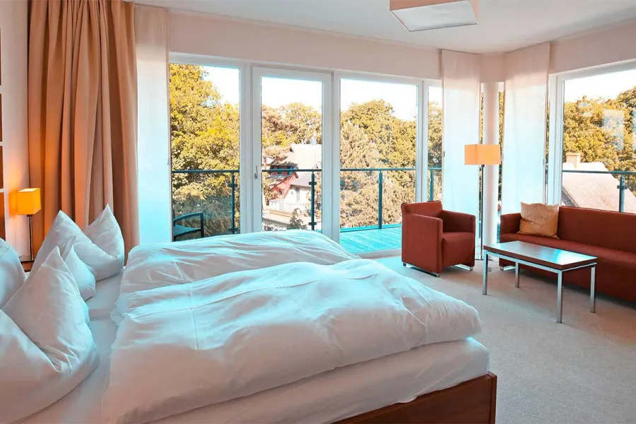 Erholung im Doppelzimmer an der Ostsee ✓ Meerblick ✓ Minibar ✓ Spa & Fitness ✓ Begrüßungssnacks inklusive → Jetzt buchen!