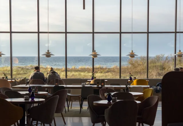 Das große Panoramafenster zur Ostsee im THE GRAND Ahrenshoop bietet Meerblick soweit das Auge reicht. © Henryk (OUT OF OFFICE)