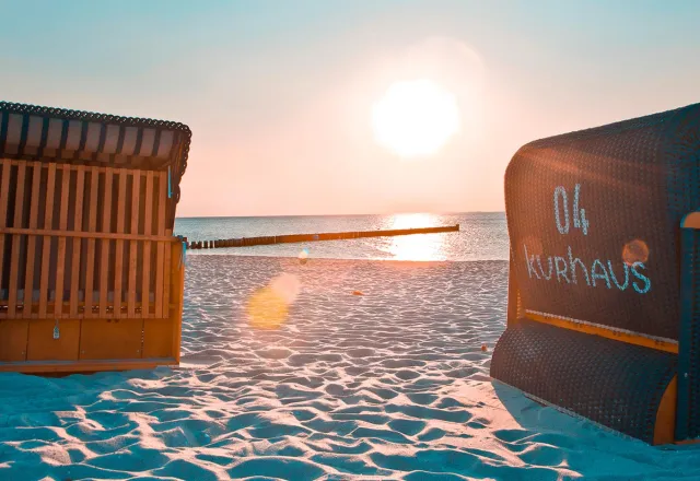 Zwei Strandkörbe im Sonnenuntergang, an der Ostseeküste.