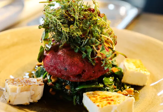 Osterrezept: Pinke Knödel mit sautiertem Spinat