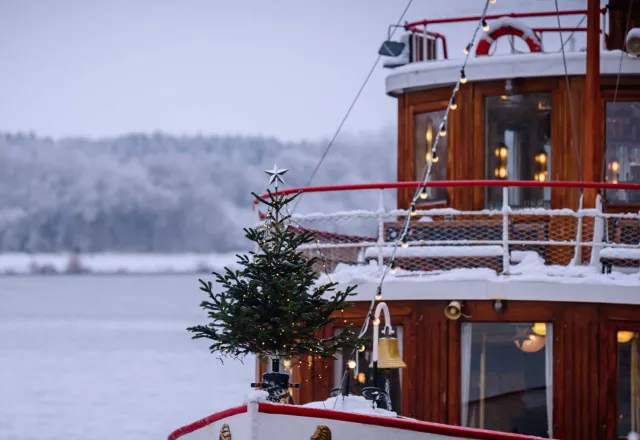 Schiff auf dem Meer mit Weihnachtsbaum an der Spitze.