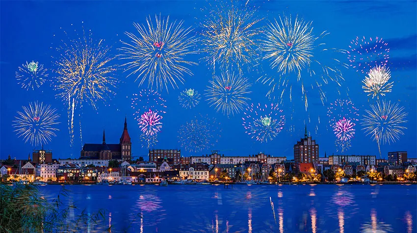 Bunt und laut: So mögen es viele Leute an Silvester. © Shutterstock, Elpisterra