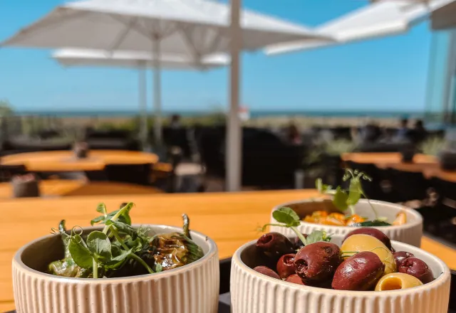 Mit Blick auf die Ostsee könnt ihr in der SEASIDE Lounge Essen und Getränke genießen.