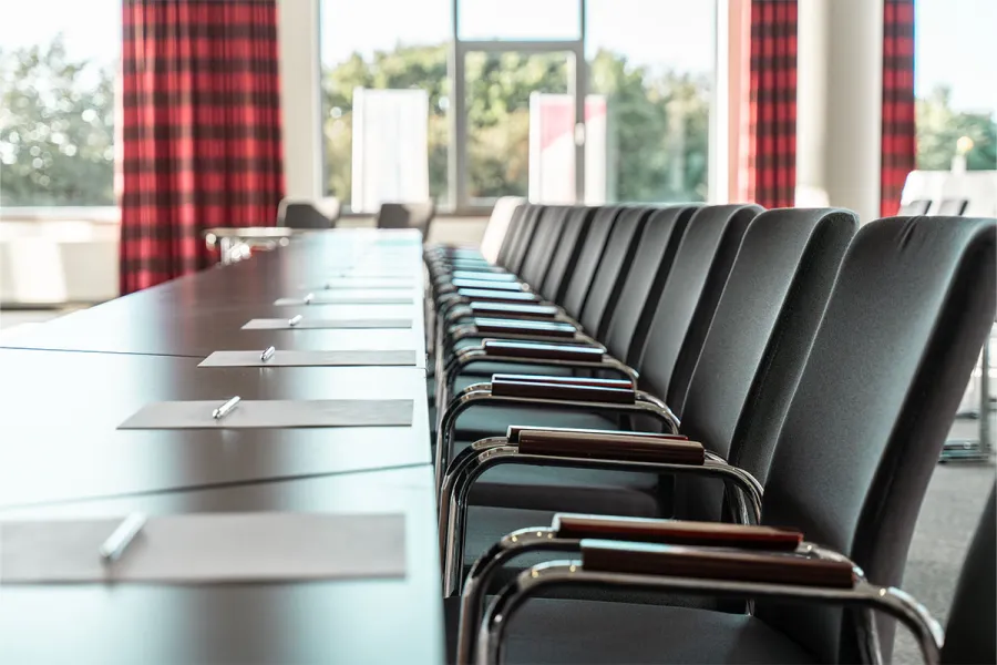 Vorbereiteter Tagungsraum mit Tischreihen und Stühlen im THE GRAND Ahrenshoop.