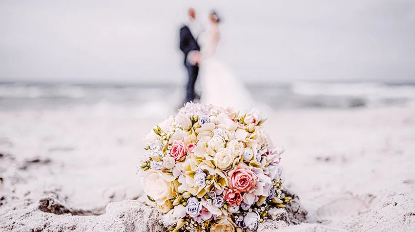 Ein hübsches Blumenbouquet am Strand sorgt für romantische Stimmung. © Max Framke