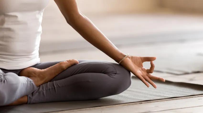 Meditation kann Blockaden, Stress und Spannungen lösen. © Shutterstock, fizkes