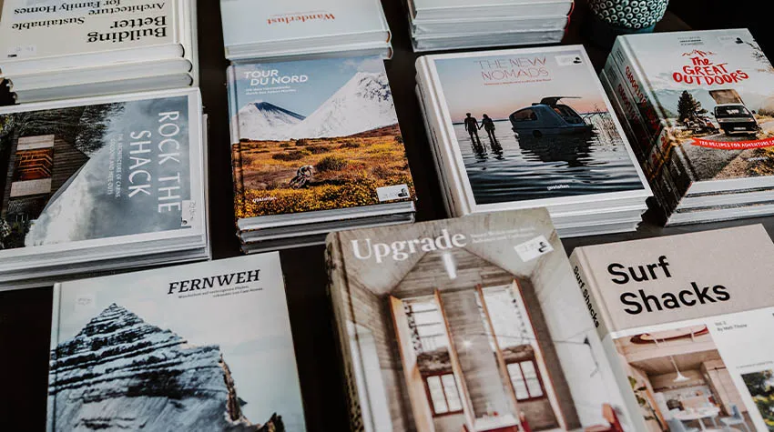 Bücher über Bücher: Im THE GRAND findet ihr schöne Urlaubslektüre. © Max Framke