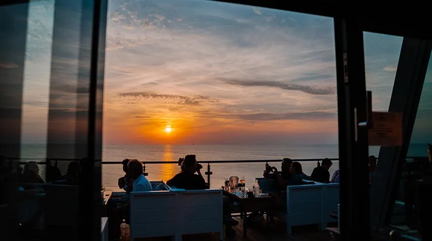 Auf der Terrasse lässt sich der Sonnenuntergang genießen.
