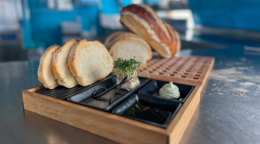 Frisches Sauerteigbrot aufgeschnitten in auf einem Holzbrett.