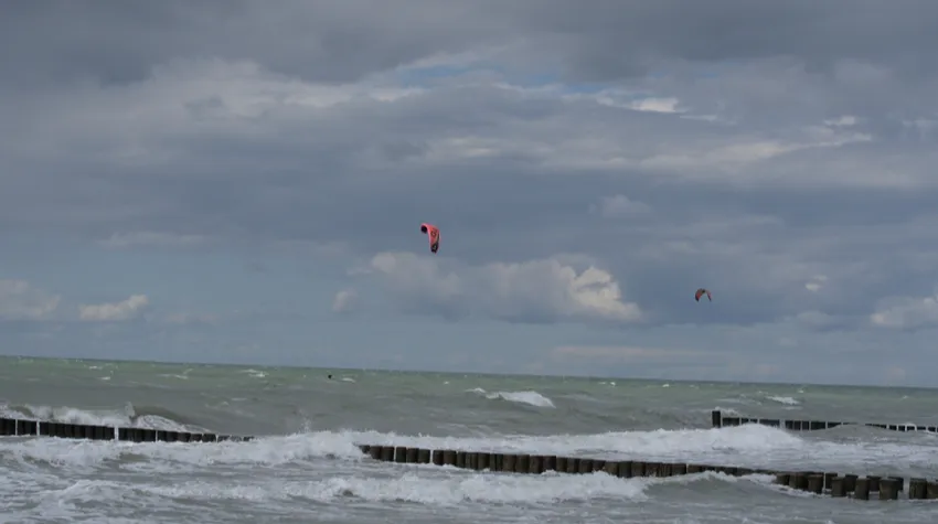 Fischland-Darß-Zingst ist die perfekte Umgebung für Wassersportarten wie Kite-Surfen.