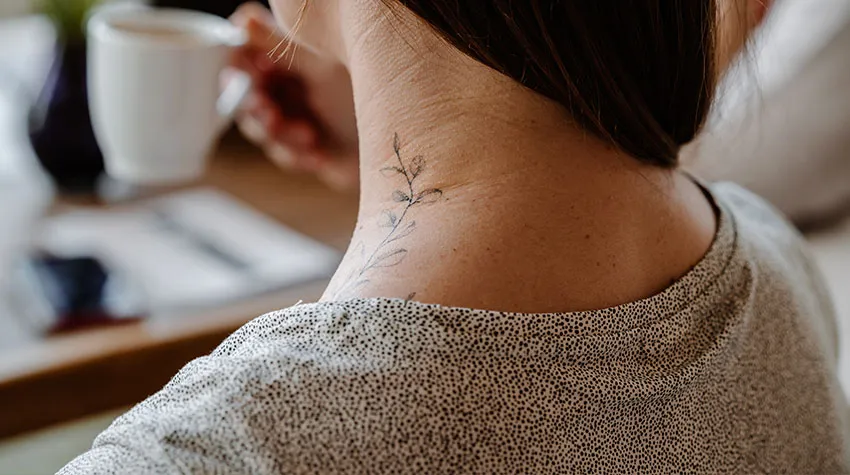 Ob bunt oder in Schwarz: Tattoos sind angesagt.