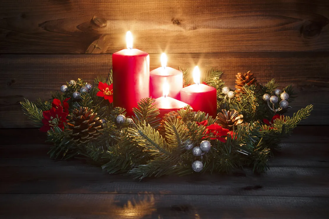 Tannengrün, vier rote Kerzen und winterliche Dekoration: So kennen wir den typischen Adventskranz. © Shutterstock; VanReeel
