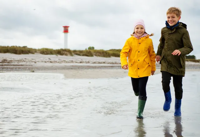 Wenn es regnet heißt es: Regensachen an und trotzdem ab ans Meer! © Shutterstock, spass