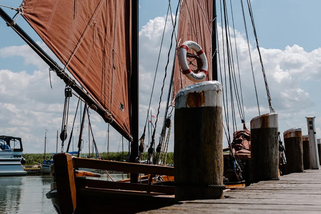 Wenn du in Ahrenshoop bist, solltest du unbedingt einen Ausflug zum Hafen in Althagen-Ahrenshoop unternehmen. Dieser liegt am wunderschönen Saaler Bodden.