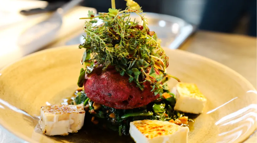 Die Ziegenkäse-Rote-Bete-Knödel schmecken einfach nach Frühling.