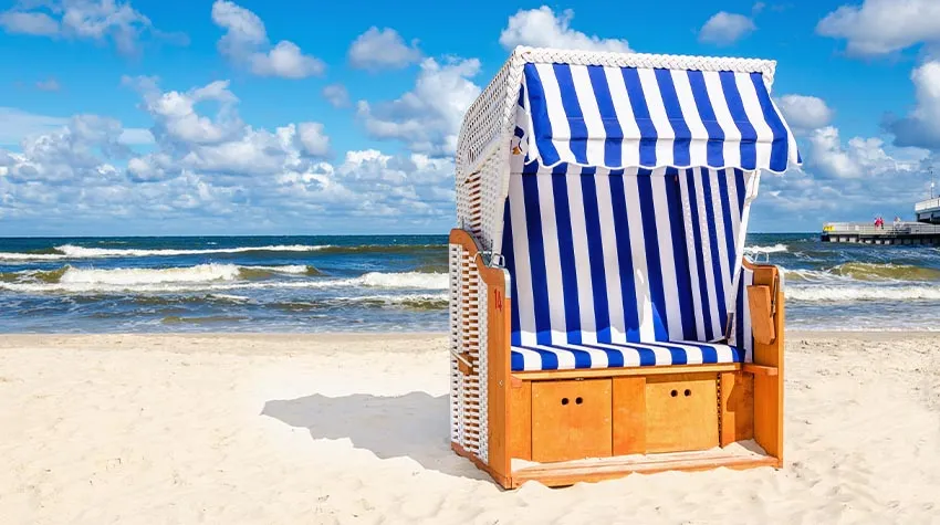 Der typische Strandkorb ist blau-weiß-gestreift. © Shutterstock, Anna Jedynak