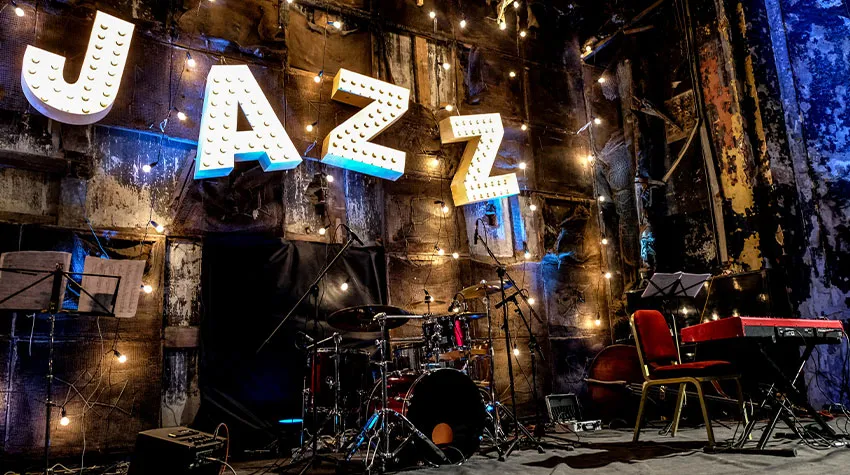Beim 23. Ahrenshooper Jazzfest könnt ihr Künstler an 15 verschiedenen Spielstätten bestaunen. © Shutterstock, ax_tanyatanya