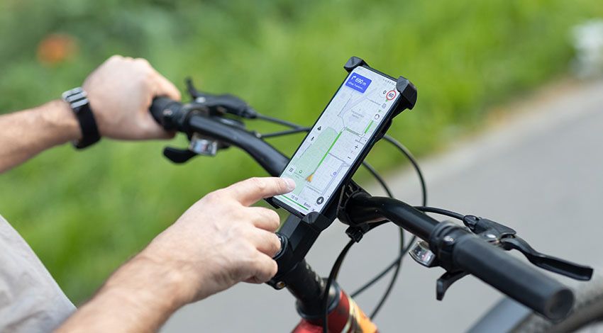 Person navigiert den Fahrradweg vom Handy aus.