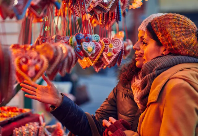 Lass dich von uns inspirieren und begleite uns auf unsere Lieblings Weihnachtsmärkte in Norddeutschland. © Shutterstock, zeljkodan