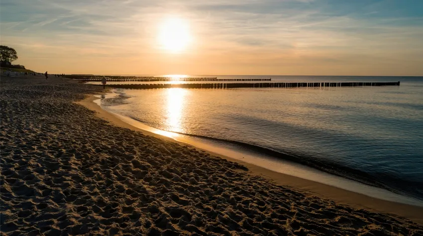 Die Ostsee ist immer einen Besuch wert. Besonders abends ist das Meer einfach magisch. © Shutterstock, bluecrayola