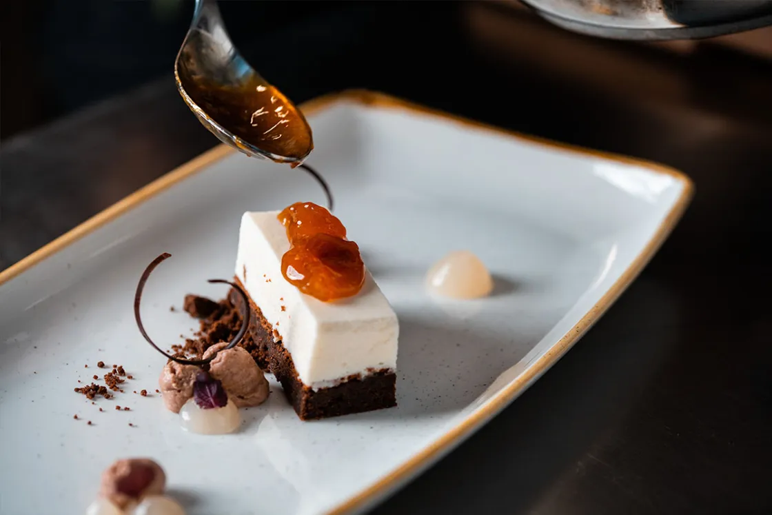 So hast du Brownies noch nie gegessen: Die Marzipan-Variante mit Aprikosen-Litschikompott macht jedes Kaffeekränzchen zu etwas Besonderem.