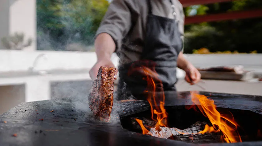 Im OUTSIDE wird ordentlich eingeheizt und euch lecker mariniertes Fleisch serviert.