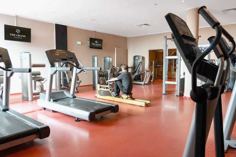 Fitnessbereich mit Laufbändern, Kraftgeräten und Rudergerät auf Fischland-Darß-Zingst.