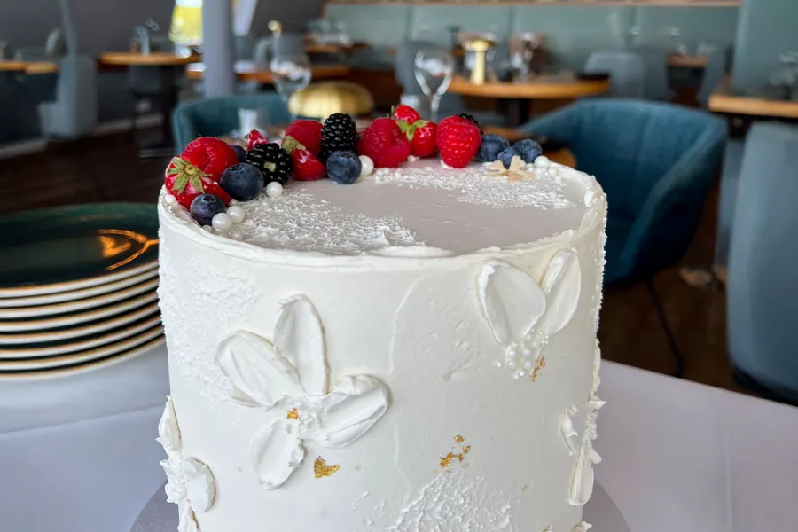Weiße Torte mit frischen Beeren steht im Restaurant an der Ostsee.