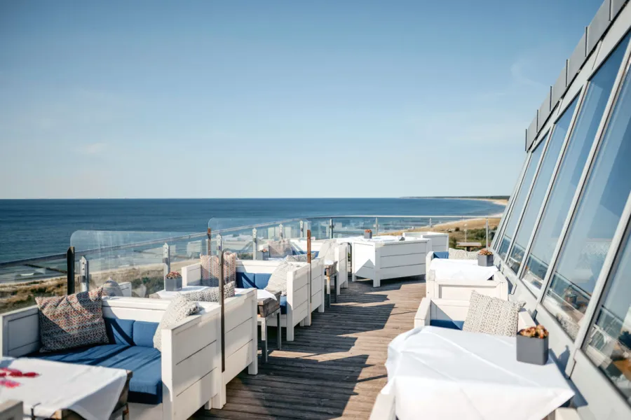 Terrasse des Restaurants WEITBLICK mit Sitzplätzen und Blick über die Ostsee in Ahrenshoop.