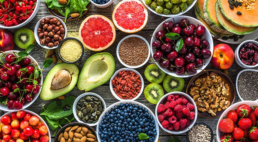 Vielfältige Auswahl an veganen Nahrungsmitteln auf einem Tisch platziert.