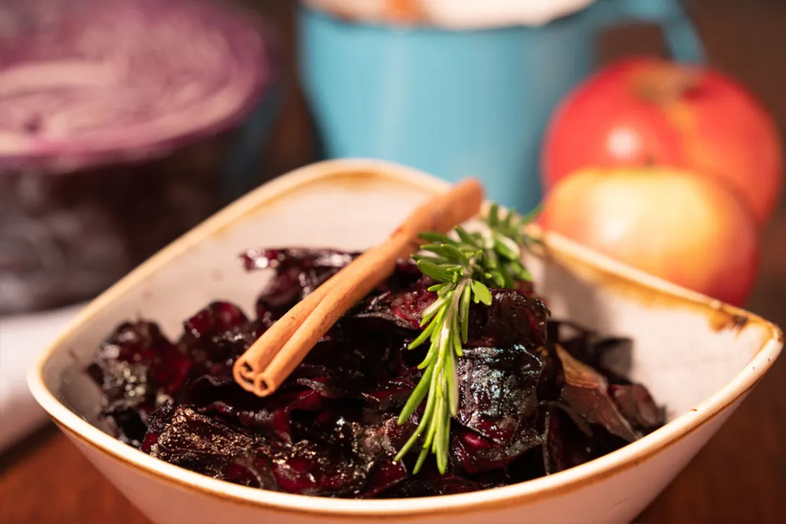Zu einem genüsslichen Weihnachtsessen gehören auch raffinierte Beilagen, die das Hauptgericht erst richtig glänzen lassen. Zur Weihnachtsgans passt der Klassiker Rotkohl immer noch am besten.