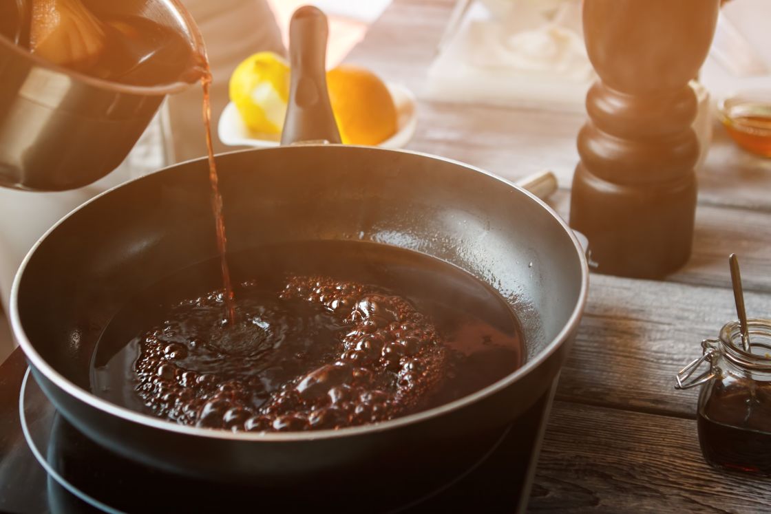 Das Apfelmus verleiht der Bratensauce ein fruchtiges Aroma. © Adobe Stock, DenisProduction.com