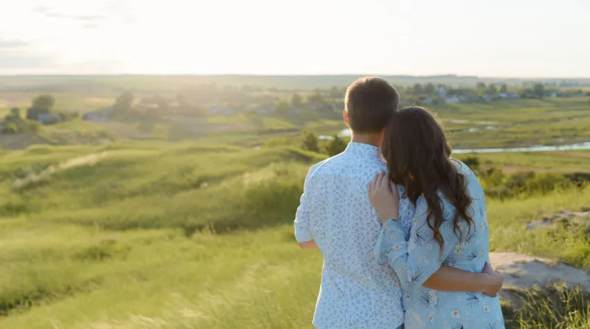 Auch Outdoor-Reisen mit leichten Wanderungen können einen tollen Babymoon-Urlaub darstellen.© Shutterstock, Kozachenko_Ivan
