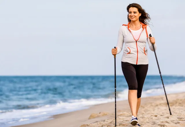 Frischluftfaktor und Gelenkschonung: Nordic Walking hat einige Vorteile. © Shutterstock, Jacek Chabraszewski