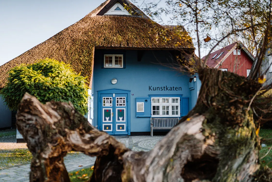 Besuche in deinem Ostseeurlaub eine der ältesten Galerien Deutschlands. Im Ahrenshooper Kunstkaten wartet ein abwechslungsreiches Ausstellungsprogramm auf dich.