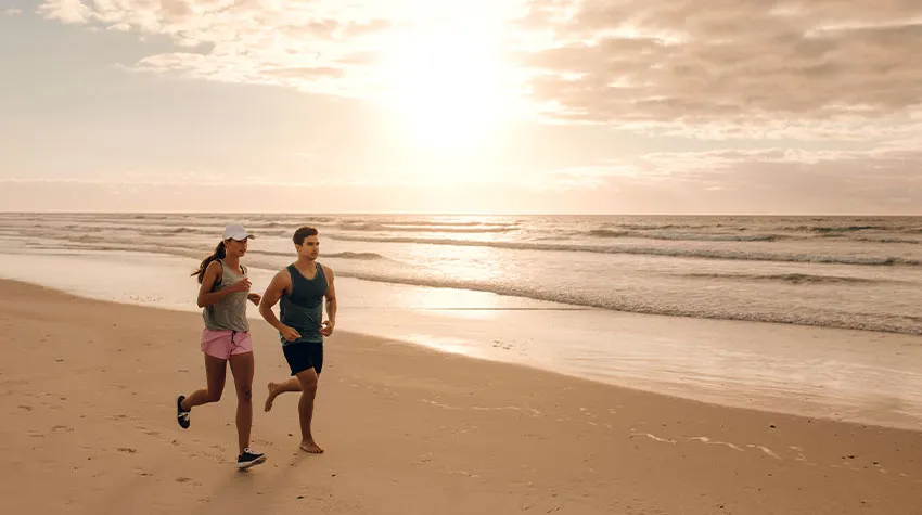 Ein Paar joggt am Ostseestrand von Ahrenshoop. ©Adobe Stock, Jacob Lund