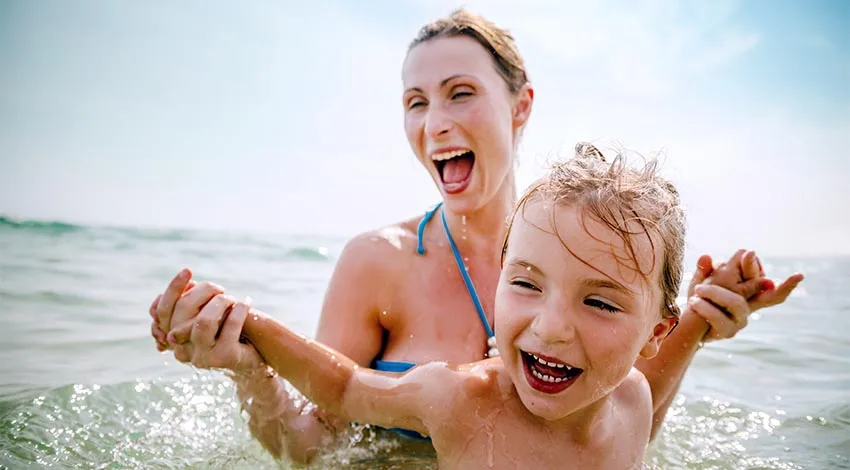 Eine Mutter mit ihrem Kind hat im Wasser Spaß © Adobe Stock, detailblick-foto