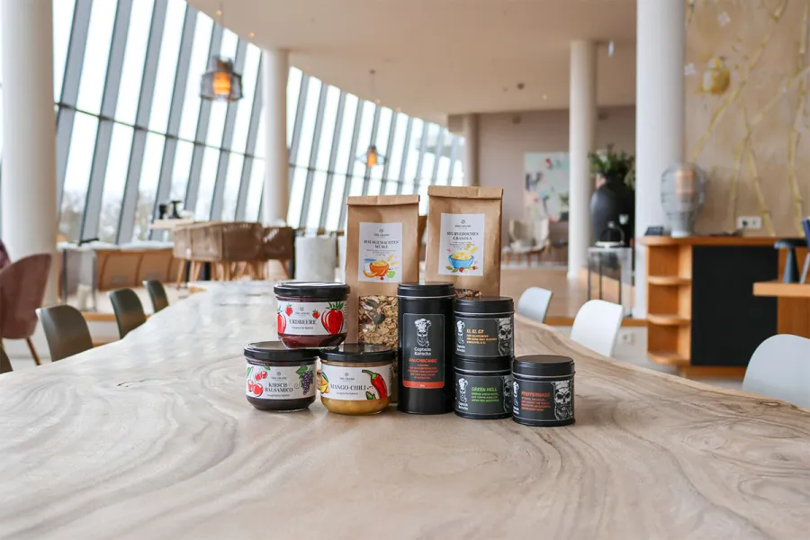 Produkte aus dem Onlineshop auf einem Holztisch platziert