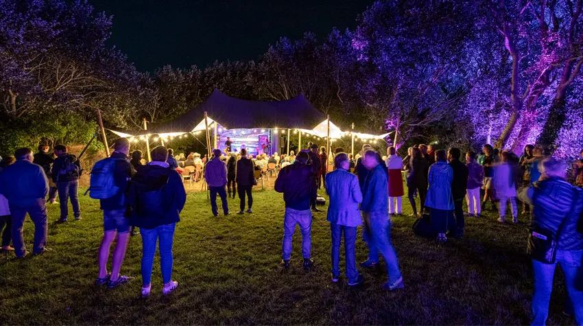 Habt ihr gewusst, dass die Lange Nacht der Kunst weltweit stattfindet? © Kurverwaltung-Ahrenshoop Foto Voigt u. Kranz UG