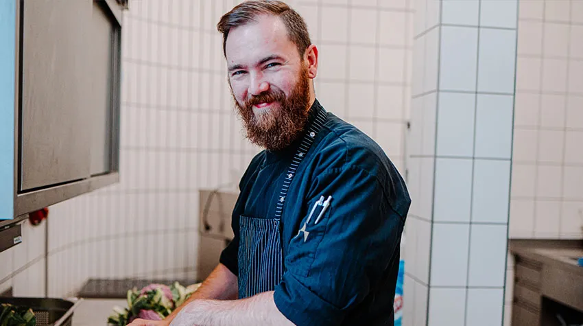 Mit Vollkraft voraus: Das ist das Motto von Küchenchef Roger. © Max Framke