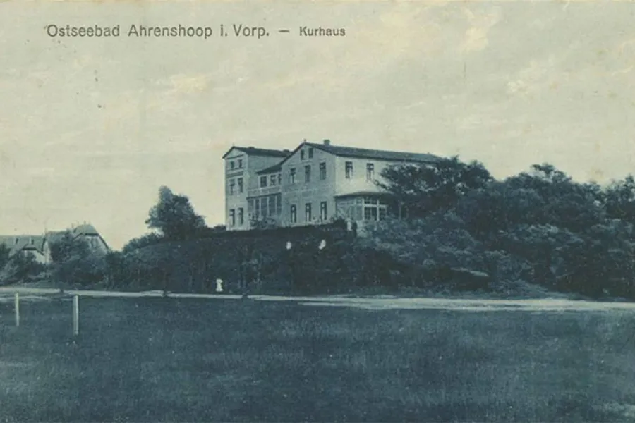 Historische Ansicht des Kurhauses Ahrenshoop auf dem Schifferberg über der Ostsee.