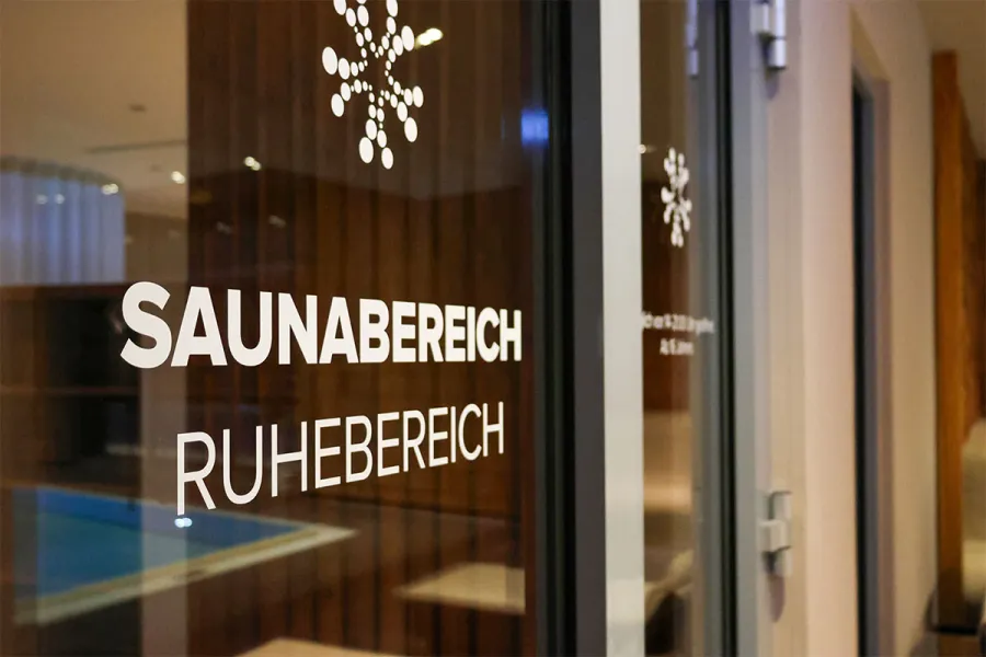 Glasfront mit Beschriftung im Wellnessbereich auf dem Darß.